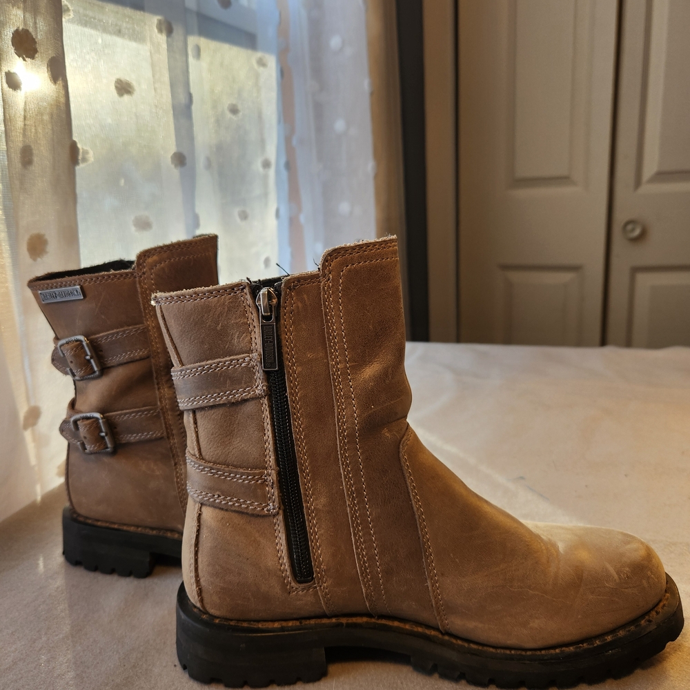 Harley Davidson motorcycle boots, Mens 7+ or Women 8-8 1/2, Exellent condition.